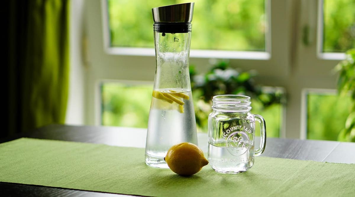Glaskrug mit Deckel Wasserkaraffe Wasserkanne Glaskrug Hitzebeständig für Wasser Borosilikatglas Wasserkrug Glaskanne für Eistee veecom Glaskaraffe mit Deckel 2.4L Karaffe Getränke 